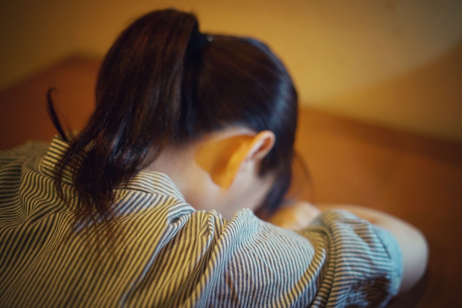 仕事で悩んでいる女性の画像