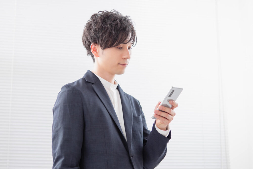 スマホを見る男性